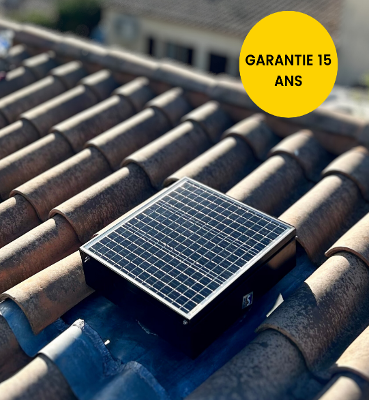 Toiture d'une maison avec un extracteur d'air solaire